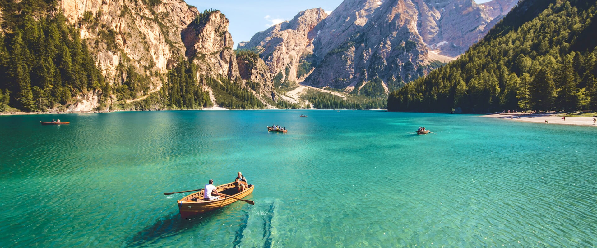 Lago en medio de montañas con botes