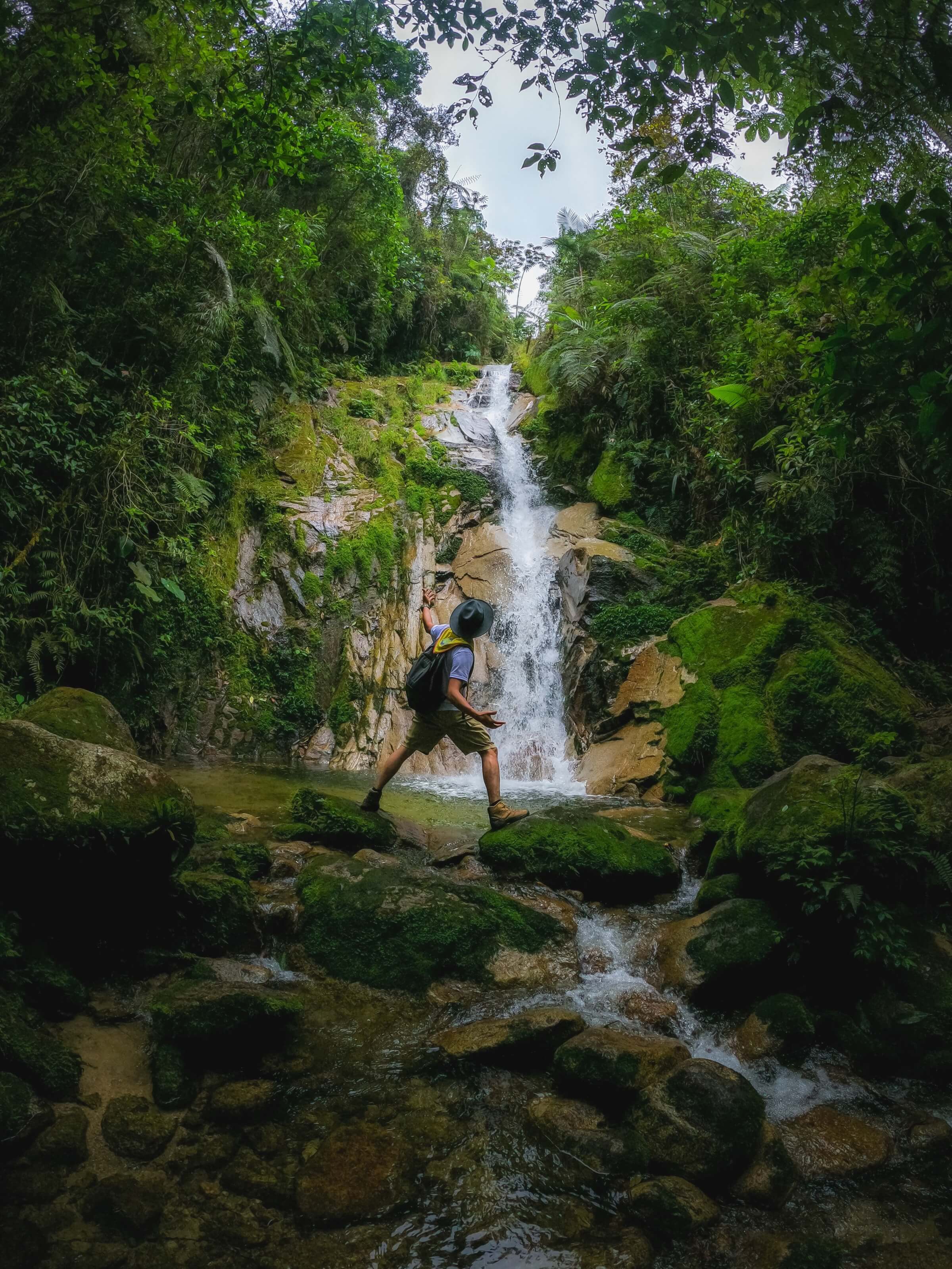 Explorador frente a una cascada