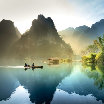 Exploradores navegando en un lago